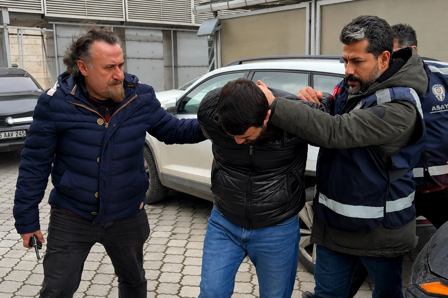 Cezaevinden çıktı, eski eşini rahatsız eden kişiyi öldürdü