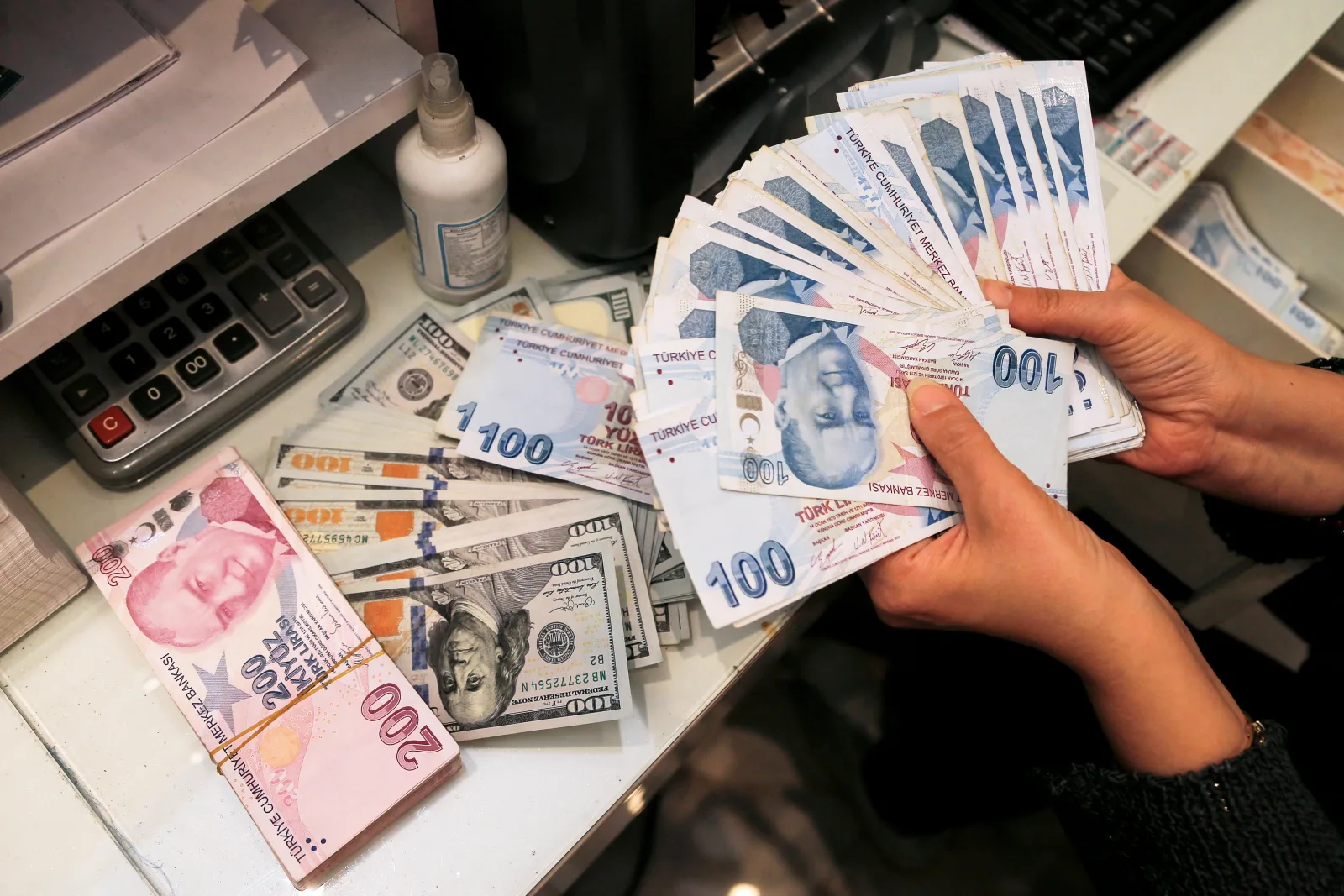 Türkiye'de Kredi Kartı Borcu 3 Trilyon Lirayı Aştı: 147 Milyon Kart, 2 Milyon Kişi Yasal Takipte!