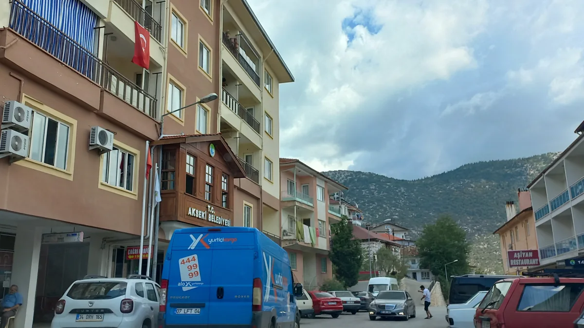 Afyonkarahisar ve Dinar belediyelerinde siyasi geçişler yerel yönetim dengesini değiştirdi